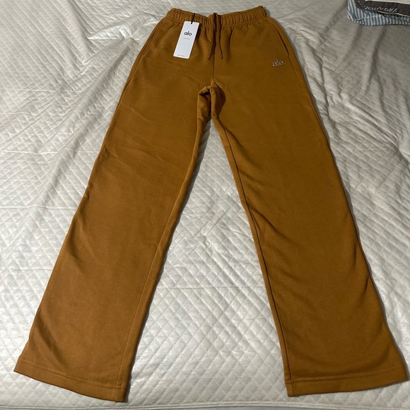 Alo sweatpants - Picture 2 of 8